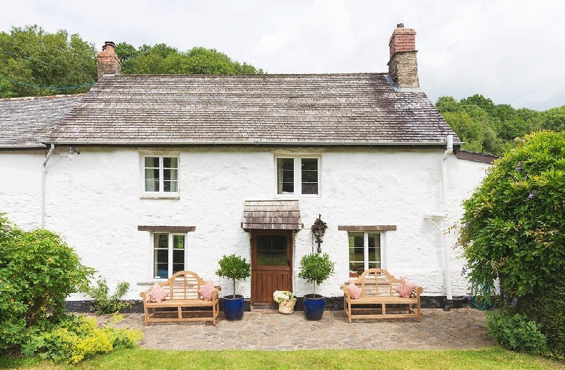 Bratton Mill Farmhouse a british holiday cottage for 8 in , 