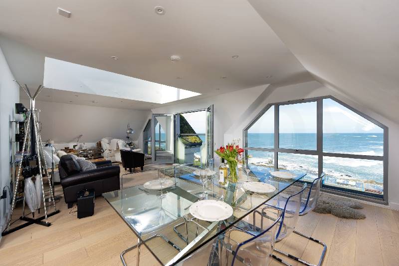 The Penthouse Fistral Beach a british holiday cottage for 6 in , 