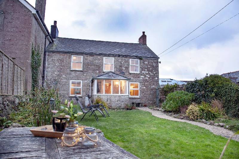 Laity Vean Farmhouse and Hideaway a british holiday cottage for 9 in , 