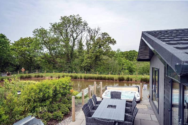 Lilac Lodge, 22 Roadford Lake Lodges a british holiday cottage for 8 in , 