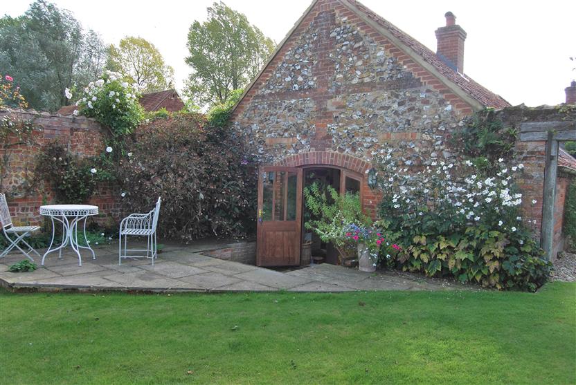 Garden Cottage (Wellingham) a british holiday cottage for 2 in , 