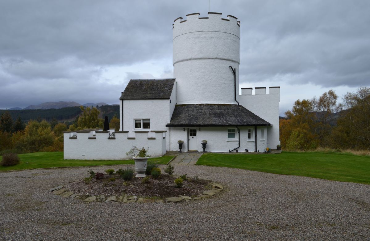 The White Tower of Taymouth Castle a british holiday cottage for 4 in , 