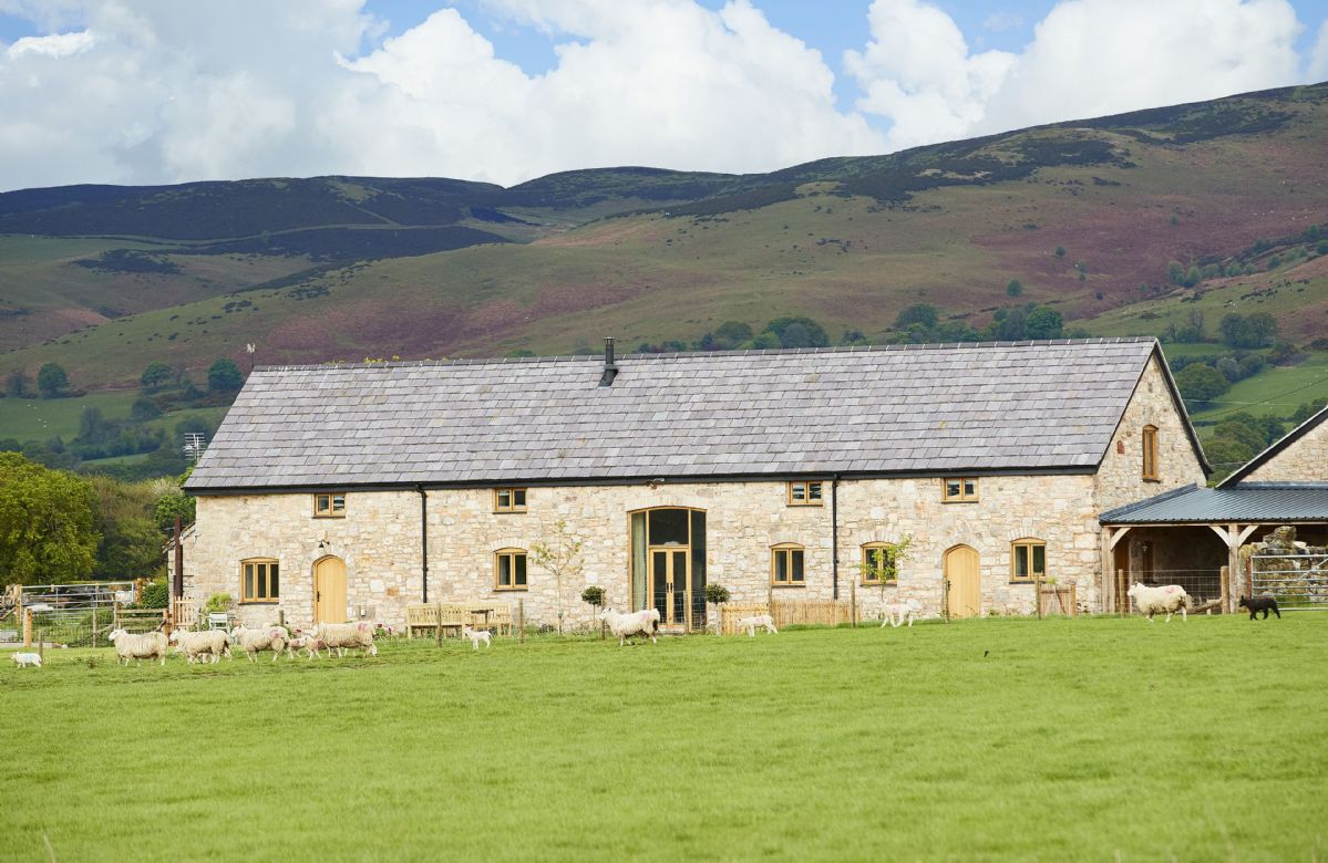 The Longbarn at Caerfallen a british holiday cottage for 6 in , 