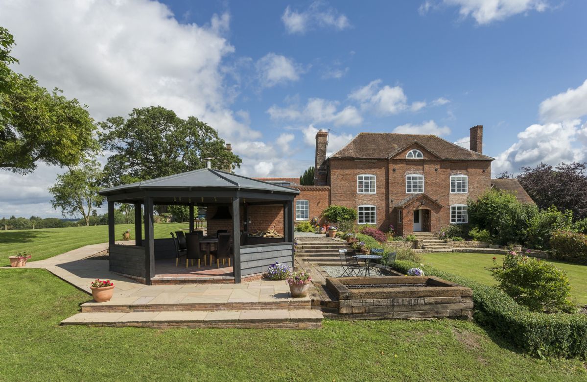 Broad Meadows Farmhouse a british holiday cottage for 8 in , 