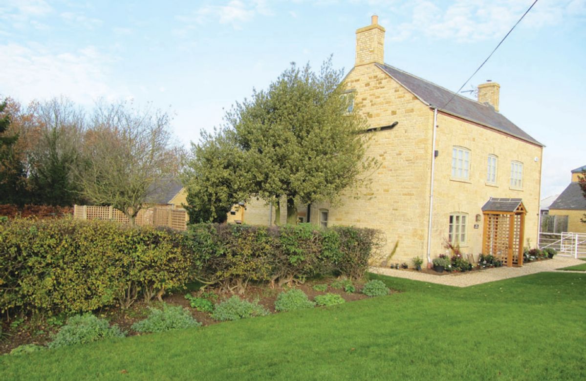Lower Farmhouse a british holiday cottage for 10 in , 