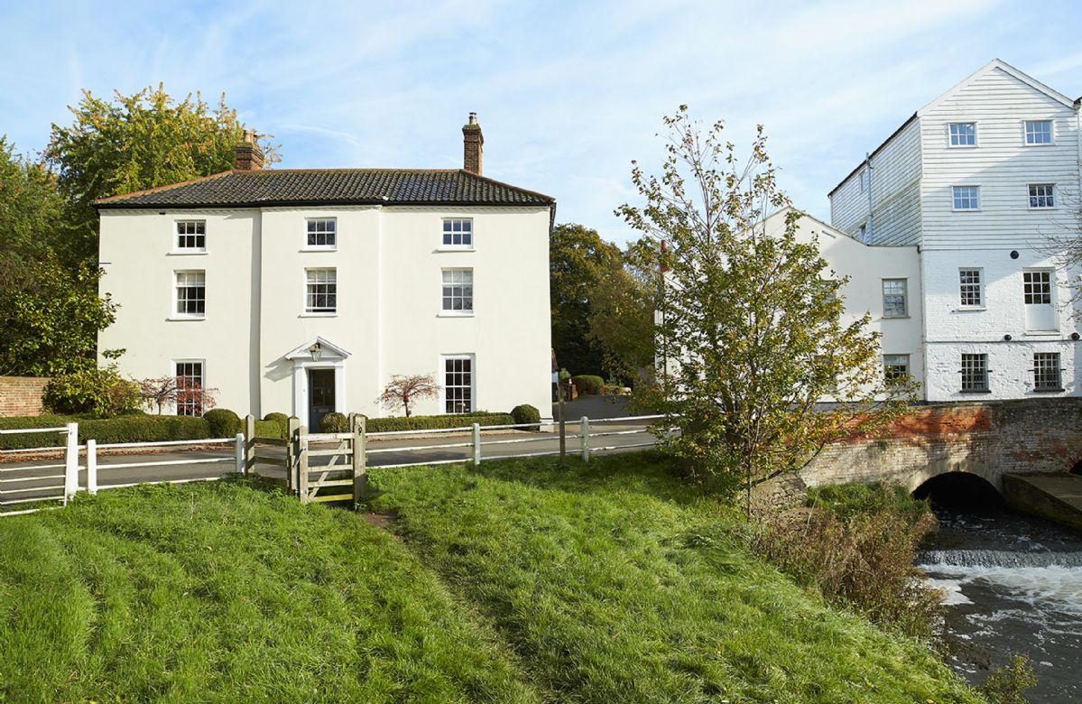 The Mill House a british holiday cottage for 13 in , 