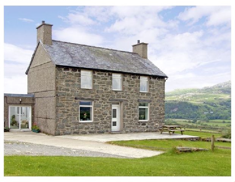 Ymwlch Bach Farmhouse a british holiday cottage for 6 in , 