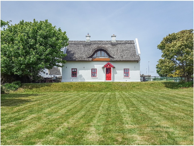 Teac Chondai Thatched Cottage a british holiday cottage for 8 in , 