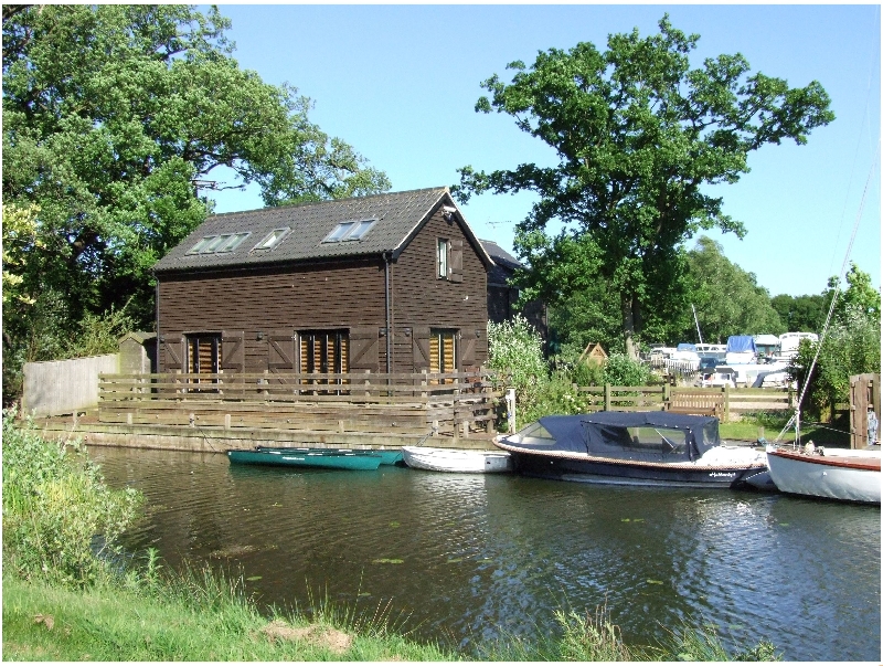 The Boathouse a british holiday cottage for 4 in , 