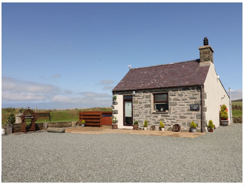 Ty Bach Ysgo a british holiday cottage for 2 in , 
