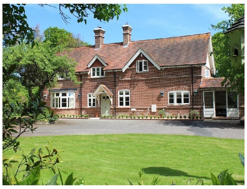 The Lodge at Bashley a british holiday cottage for 8 in , 