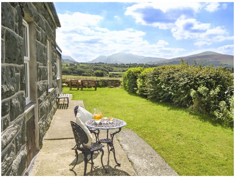 Coed Bolyn Lodge a british holiday cottage for 6 in , 