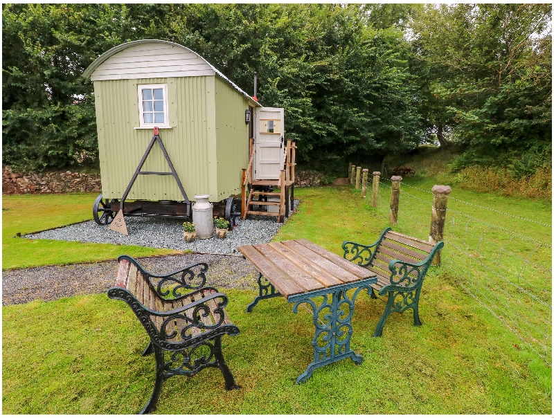 Shepherds Hut - The Crook a british holiday cottage for 2 in , 