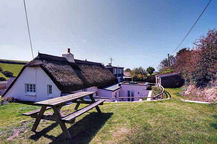 Smuggler&#039s End a british holiday cottage for 9 in , 