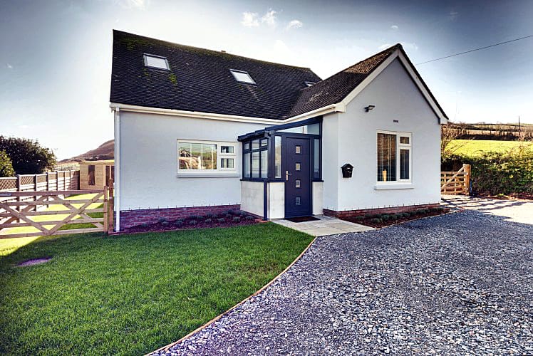 Middlecombe Lodge a british holiday cottage for 8 in , 