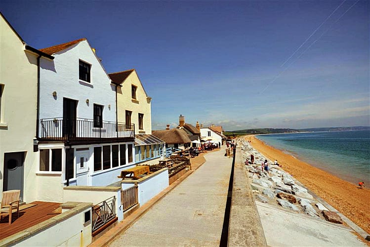 Shingle House a british holiday cottage for 8 in , 