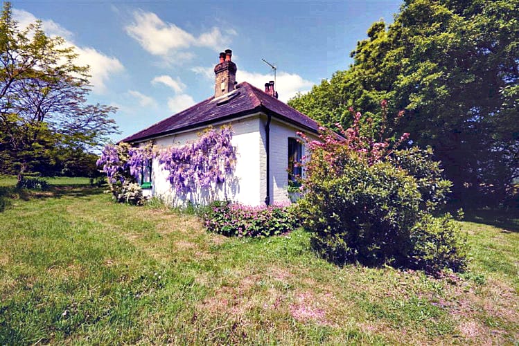 Pinns Farm Bungalow a british holiday cottage for 4 in , 
