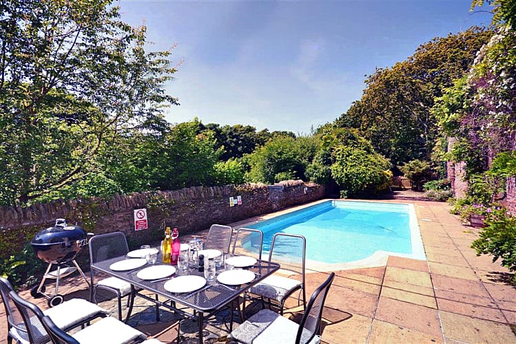 Coombe Park a british holiday cottage for 10 in , 